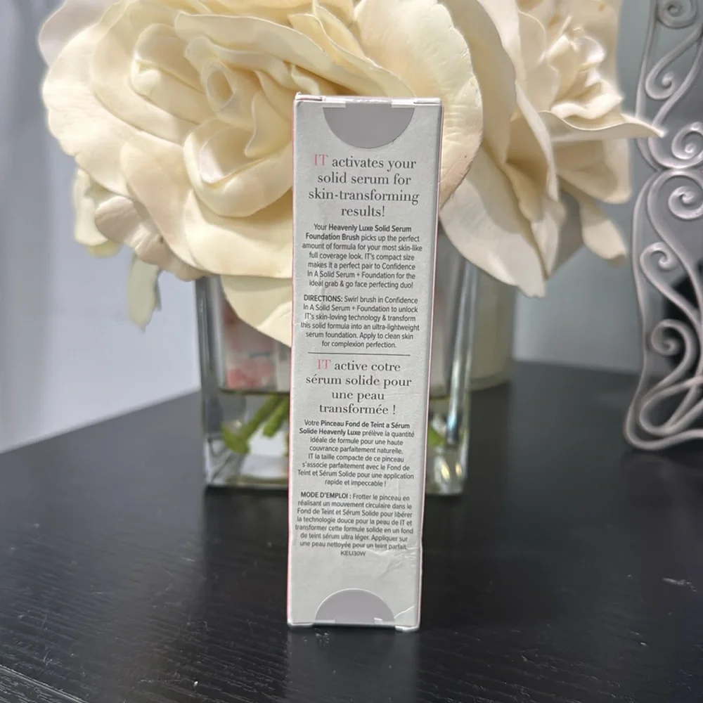 IT Cosmetics Solid Serum Foundation Brush No. 29 Blurring Finish-Discontinued!